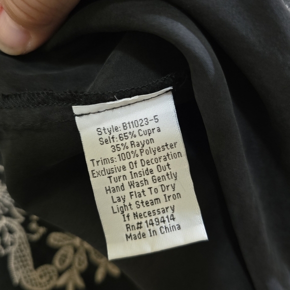 Johnny Was Biya Tempest Blouse XS Black With White Embroidery Slit Cuffs/Hems - Picture 8 of 8